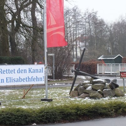 Ein großes Plakat in Elisabethfehn-Dreibrücken weist auf die Bürgeraktion hin.